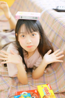 女性高级感白色游泳衣